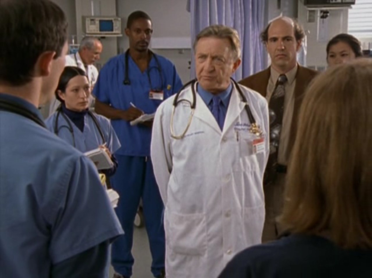 Более половины судебных исков к клинике поступает после общения врача и пациента. Так что, если кто-нибудь из вас горит желанием открыть свою варежку, добро пожаловать на мой новый ежегодный семинар по общению с пациентами. Первым на семинар отправляется доктор Мерфи, которого я недавно застал, приговаривающим: «Перестаньте, перестаньте, ради Бога, перестаньте истекать кровью».