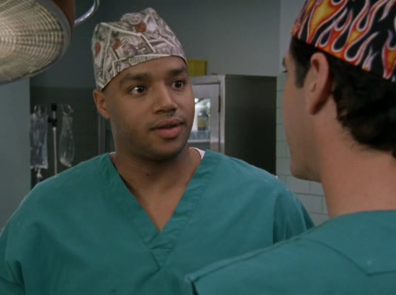 — Последний раз я так лез из кожи вон, чтобы с кем-то подружиться, когда знакомился с мамой Карлы.
— Я думал, её мать тебя ненавидит.
— Да, но она умерла, так что я, вроде как, выиграл.