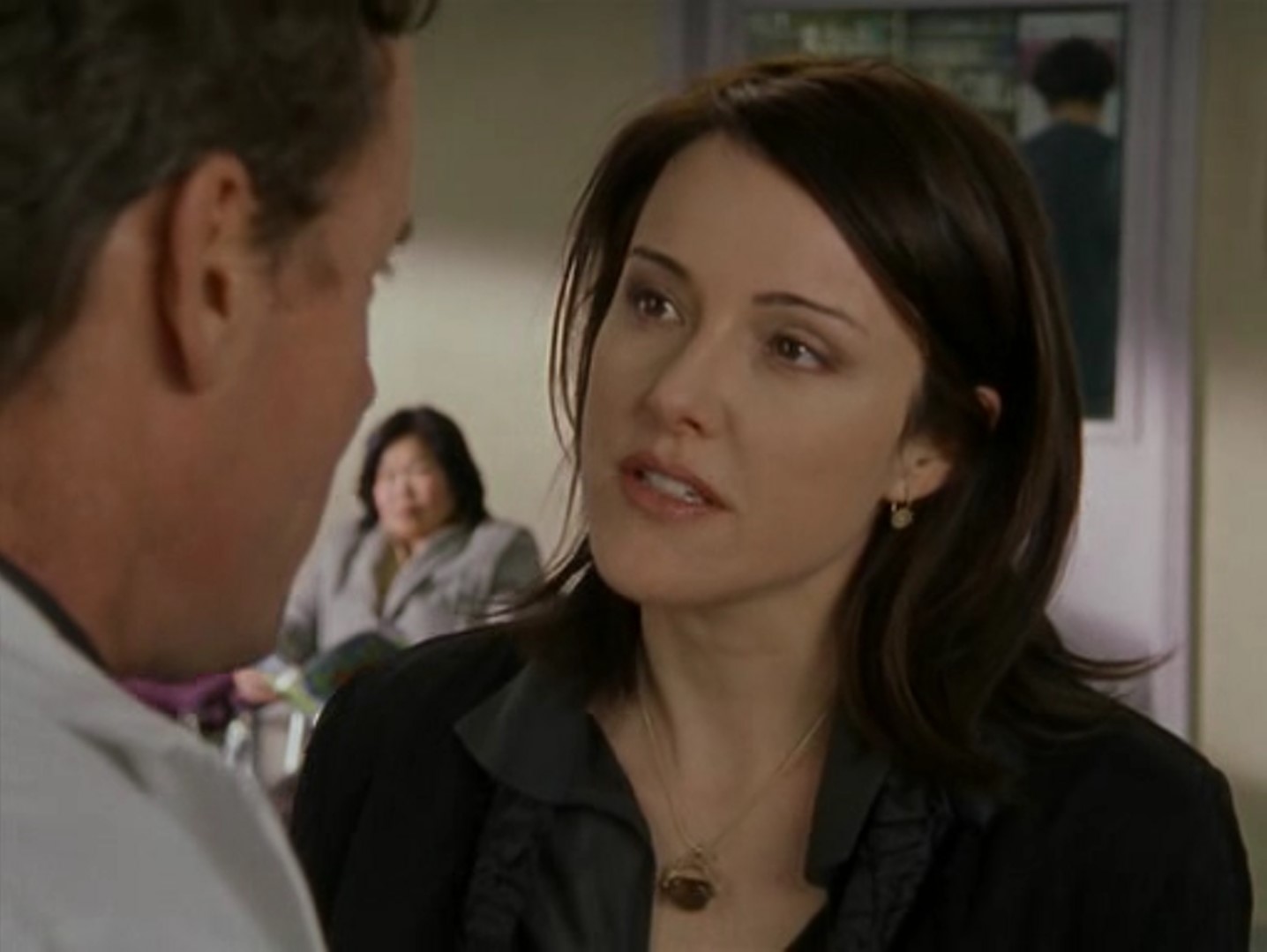 — Я тут подумал, Боже, странно...
— Что именно?
— Мы так близки, но если кто-то спрашивает нас, женаты ли мы, мы оба дружно отвечаем — «нет».
— Вообще-то, я говорю, что мы были женаты пять лет, потом развелись, а теперь снова живем вместе, у нас ребенок, так что у нас давние отношения.
— Да, я тоже так и говорю… Или говорю просто нет.