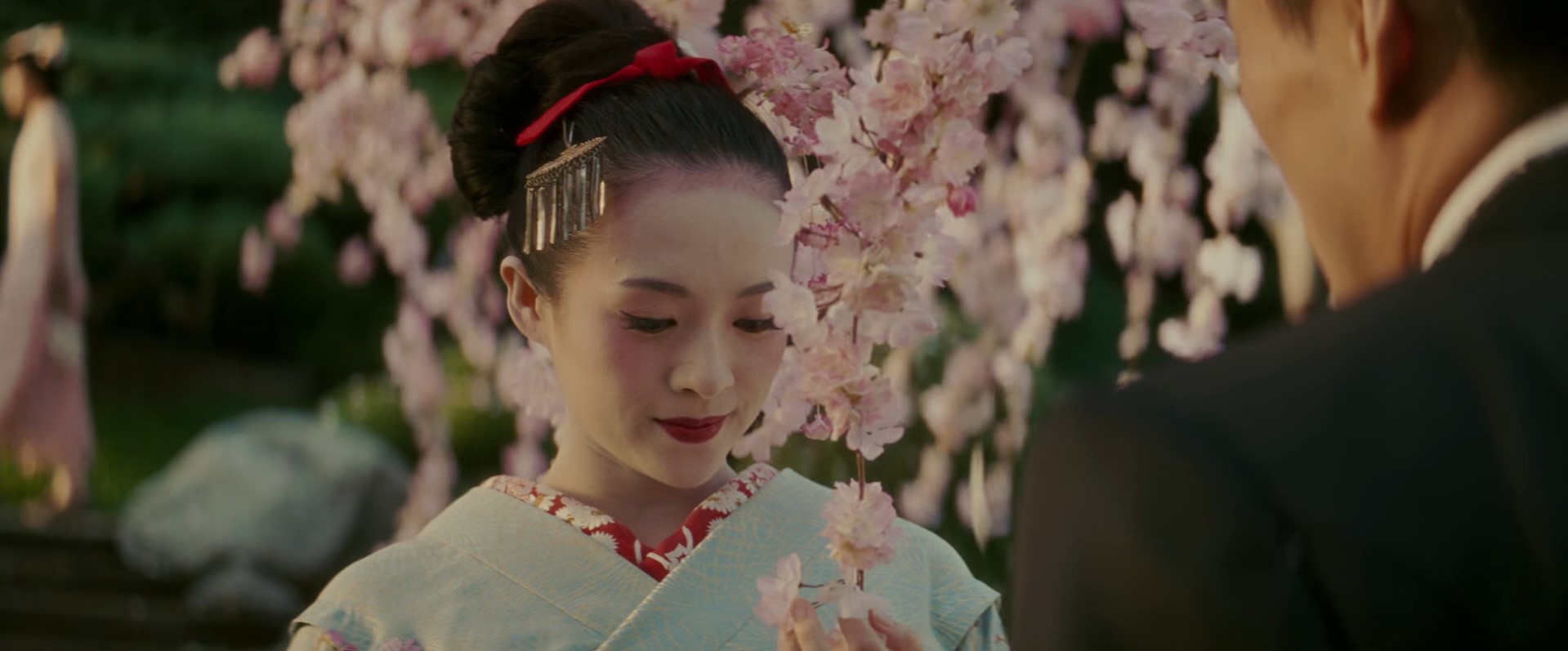 Счастье не приходит само собой, Сайюри. Мы его не заслуживаем. Когда всё хорошо — это дар судьбы, но этот дар не вечен.