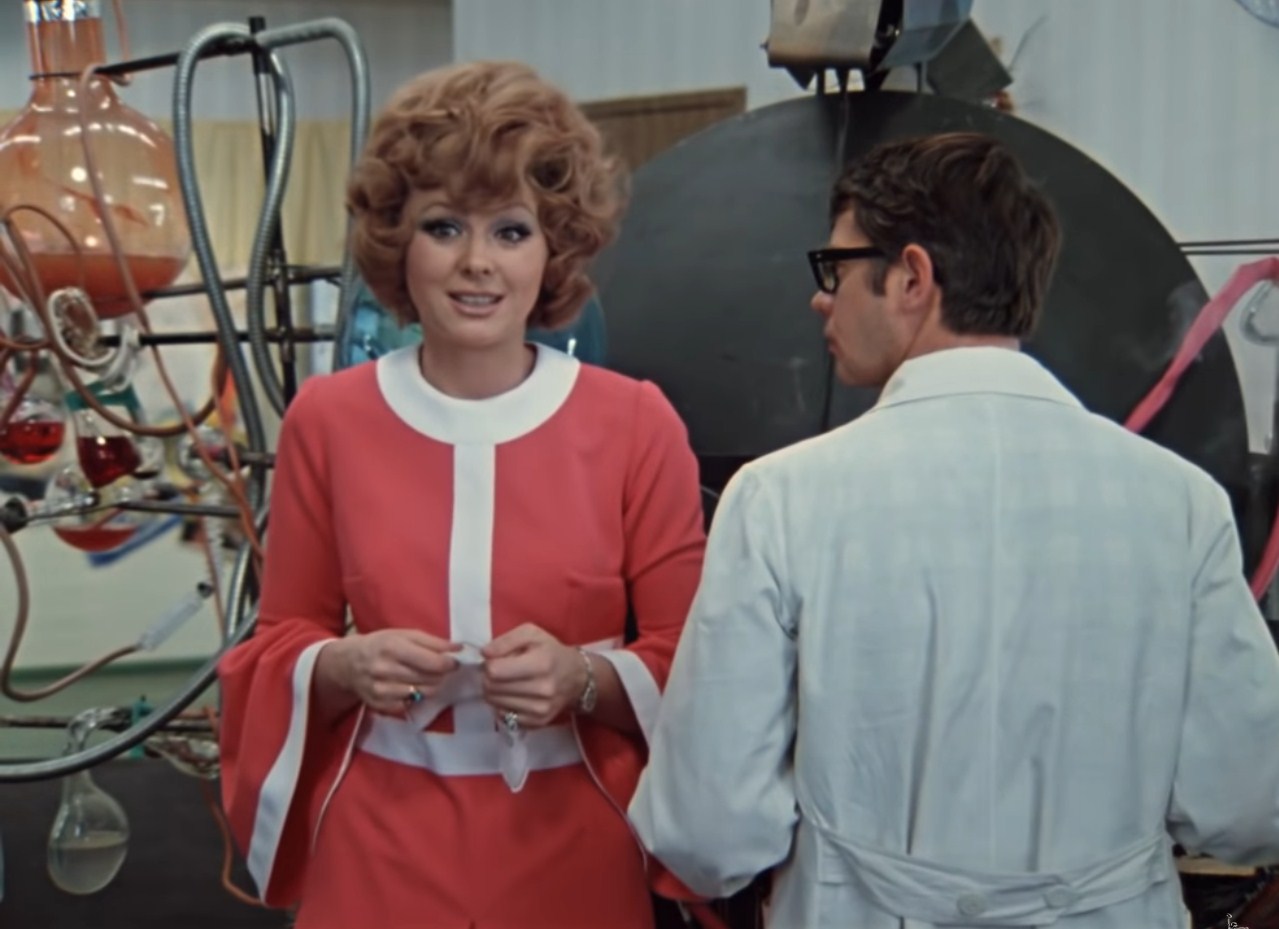 Я должна сообщить тебе ужасное известие. У меня сегодня в кафе увели перчатки... И я полюбила другого!