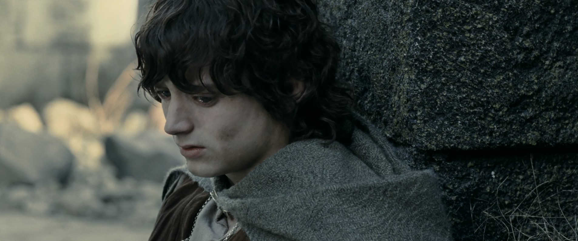 Фродо Бэггинс Сэмуайз Гэмджи (Сэм) — …Мы словно в легенде очутились, мистер Фродо, в одной из тех, что берёт за душу. В ней столько страхов и опасностей, порой даже не хочется узнавать конец, потому что не верится, что все кончится хорошо. Как может всё стать по-прежнему, когда все так плохо?! Но в конце всё проходит... Даже самый непроглядный мрак рассеивается! Грядёт новый день! И когда засветит Солнце, оно будет светить ещё ярче! Такие великие легенды врезаются в сердце и запоминаются на всю жизнь, даже если ты слышал их ребенком и не понимаешь, почему они врезались... Но мне кажется, мистер Фродо, я понимаю. Понял теперь... Герои этих историй сто раз могли отступить, но не отступили! Они боролись! Потому что им было, на что опереться…
— На что мы опираемся, Сэм?
— На то, что в мире есть добро, мистер Фродо! И за него стоит бороться.