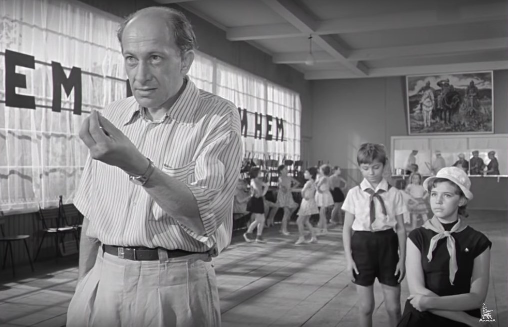 — Мы бодры, веселы...
— Стоп, стоп, стоп! «Бодры» надо говорить бодрее. А «веселы» как?
— Веселее.
— Молодец, понял.