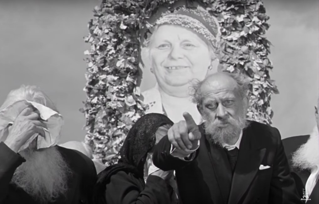 Когда я был маленьким, у меня тоже была бабушка. Но за все эти годы я не смог огорчить её до смерти. А он — смог!..