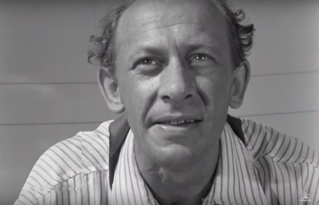 — Дети, помните: вы – хозяева лагеря. Вы! От вас что требуется, друзья мои?
— ДИС-ЦИ-ПЛИ-НА!