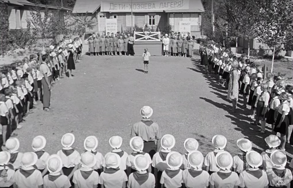 — Дети, помните: вы – хозяева лагеря. Вы! От вас что требуется, друзья мои?
— ДИС-ЦИ-ПЛИ-НА!