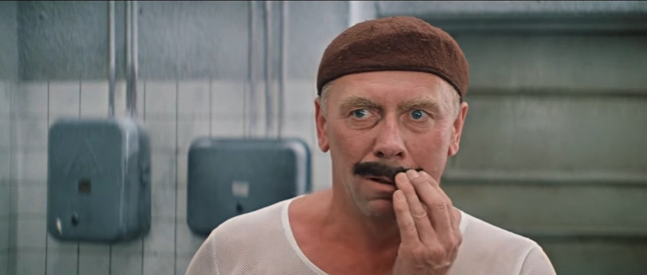 У вас ус отклеился…