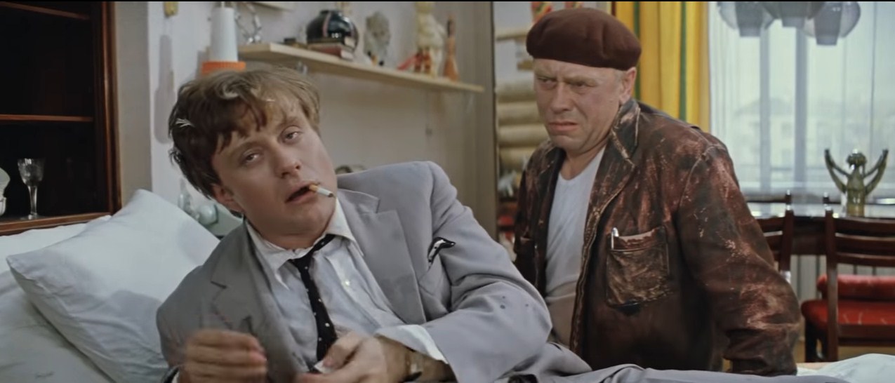 Лёлик (напарник «Геши») — Поехали к шефу!
— В таком виде я не могу. Я должен сначала принять ванну, выпить чашечку кофе.
— Будет тебе там и ванна, будет и кофа, будет и какава с чаем... Поехали!