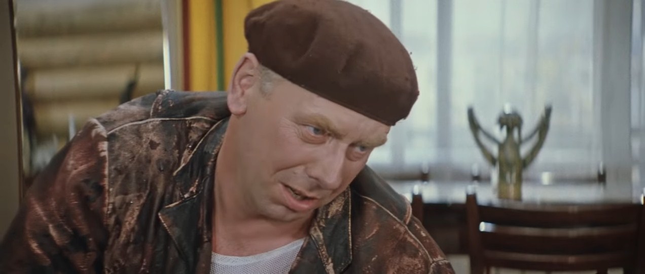 Лёлик (напарник «Геши») — Поехали к шефу!
— В таком виде я не могу. Я должен сначала принять ванну, выпить чашечку кофе.
— Будет тебе там и ванна, будет и кофа, будет и какава с чаем... Поехали!