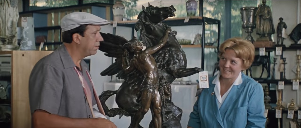 — Скажите, пожалуйста, у вас нет такого же, но без крыльев?
— К сожалению, нет…
— Нет, да? Будем искать…