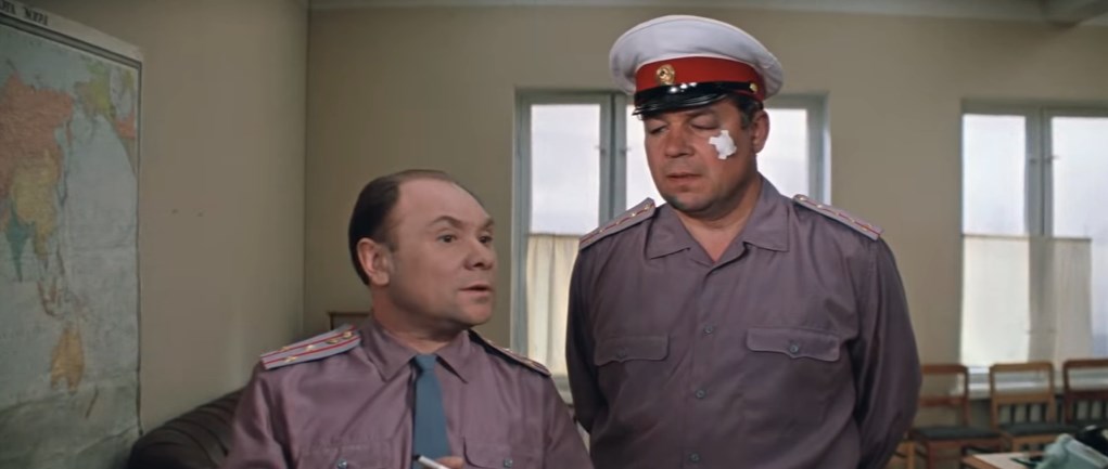 — Теперь вот такое предложение: а что, если…
— Не стоит.
— Ясно… Тогда, может быть, нужно…
— Не нужно.
— Понятно. Разрешите хотя бы…
— А вот это попробуйте. Вам поручена эта операция, так что действуйте!