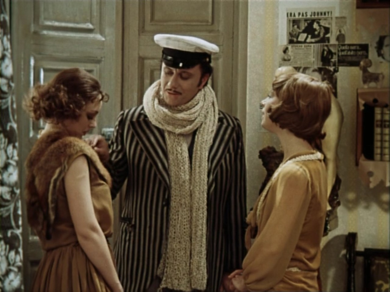 — Какой у Вас прекрасный мех!
— Но!
— Нет, я серьёзно!
— Мексиканский тушкан!
— Быть этого не может! Вас обманули, Вам дали гораздо лучший мех! Это... шанхайские барсы! Видите, как мех играет на солнце? Янтарь!