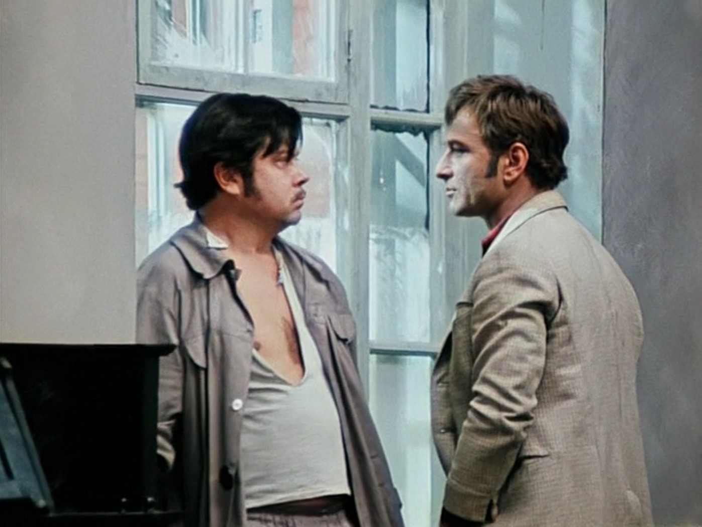 – Ну ты, жертва аборта! Кому ты продал стул?
Здесь Паша обладающий сверхъестественным чутьём понял, что сейчас его будут бить, может быть даже ногами.