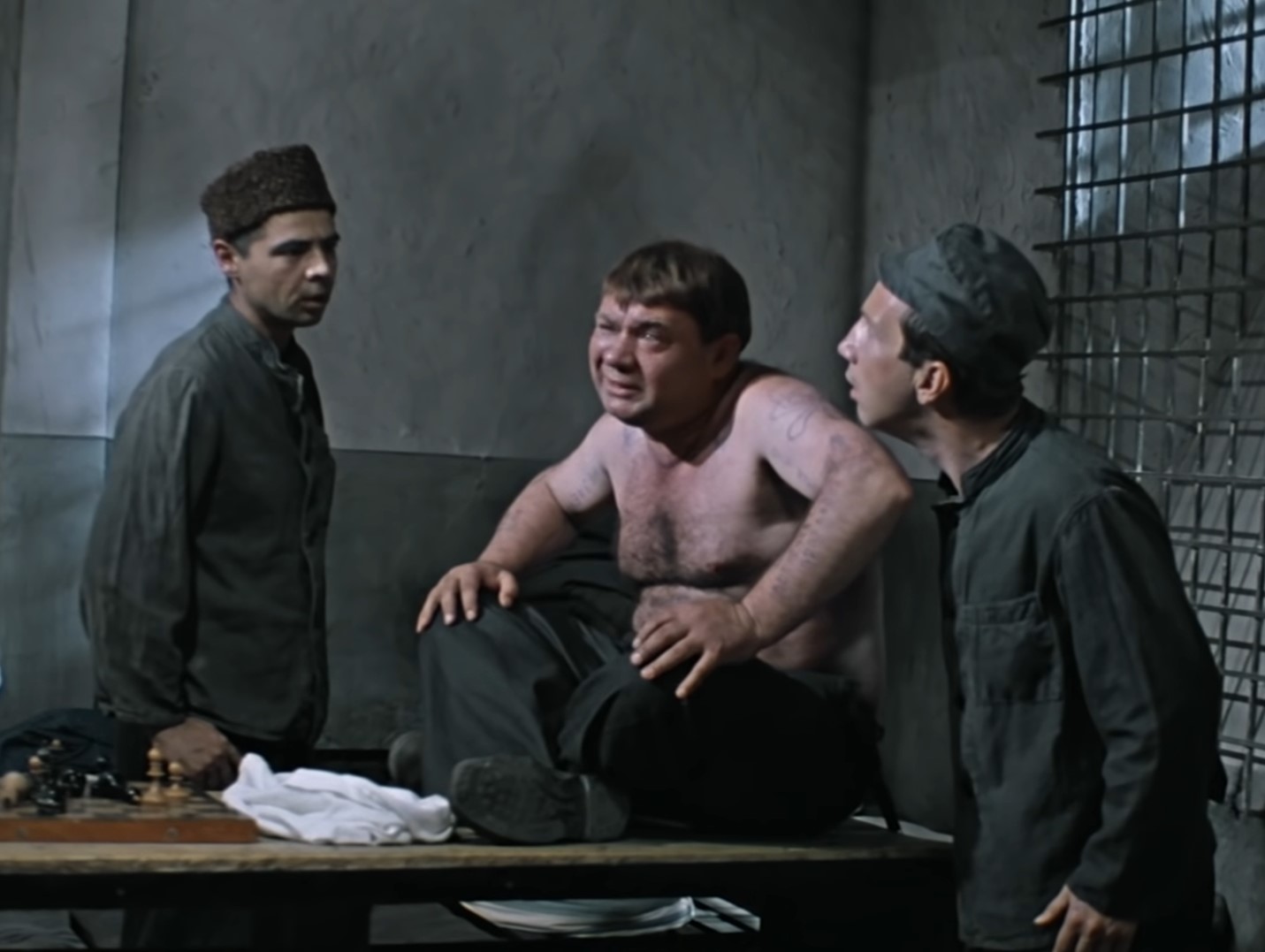 — А ну, канай отсюда!
— Точно! Канай! И пусть канает отсюда! А то я ему рога поотшибаю, пасть порву, моргалы выколю! Всю жизнь работать на лекарства будешь! Сарделька, сосиска, редиска! Навуходоносор! Петух гамбургский!