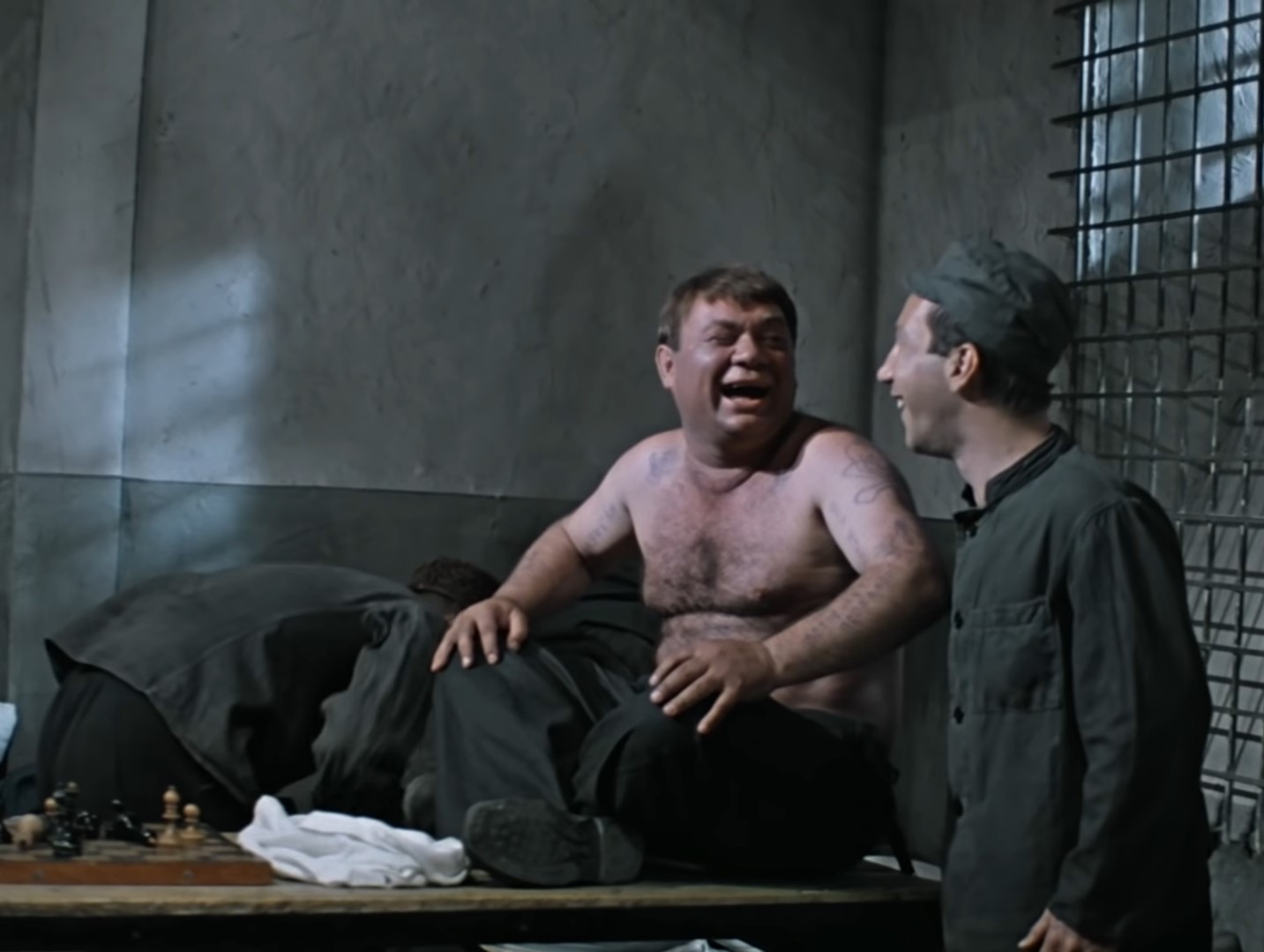 — А ну, канай отсюда!
— Точно! Канай! И пусть канает отсюда! А то я ему рога поотшибаю, пасть порву, моргалы выколю! Всю жизнь работать на лекарства будешь! Сарделька, сосиска, редиска! Навуходоносор! Петух гамбургский!