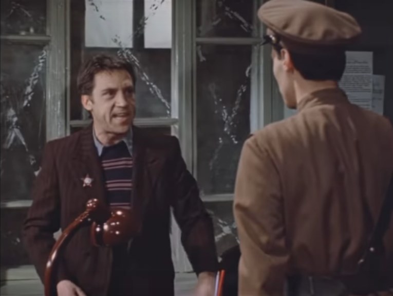 Володя Шарапов — Но ты же сам понял, что Груздев не виноват.
— Допустим, что ты прав. Но нельзя его отпускать. Хотя бы потому, что убийца поймёт — с Груздева сняты подозрения. Он затаится, ляжет на дно. И что тогда?
— Да почему же Груздев должен из-за за этого бандита в тюрьме париться? Для него каждый день в тюрьме десять лет жизни стоит!
— Послушай, Шарапов, не распускай сопли! Здесь МУР, а не Институт благородных девиц. Убита женщина, а убийца разгуливает на свободе. А он должен сидеть в тюрьме!
— Но ведь Груздев...
— Будет сидеть!!! Я сказал!