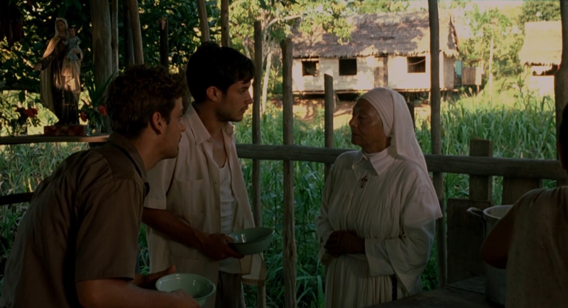 — Матушка, мы хотим есть.
— Мы заслужили пищи, как и все остальные.
— Но вы не были на мессе.
— Нет.
— Тогда как вы можете кормить свое тело, если вы не накормили свою душу?
— Сеньора, но отказывать в пище голодным не по-христиански.
— Да, Иисус так не поступил бы...
— У нас здесь свои правила, которые должны соблюдаться.
— Никогда не видел здесь свода правил.
— Я тоже. Если бы увидел — съел бы.