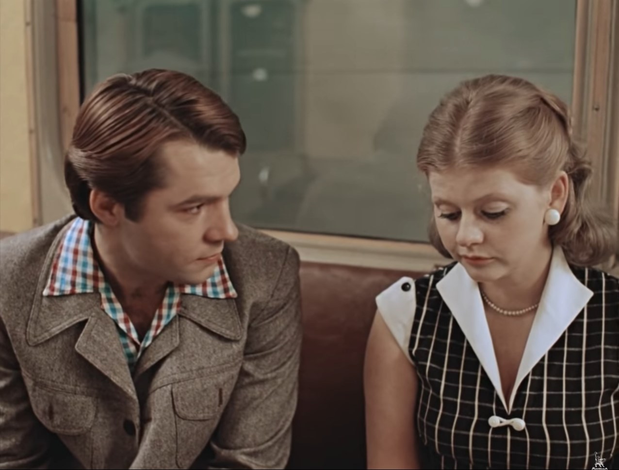 — А что вы читаете?
— Книжку.
— Интересно?
— Очень.