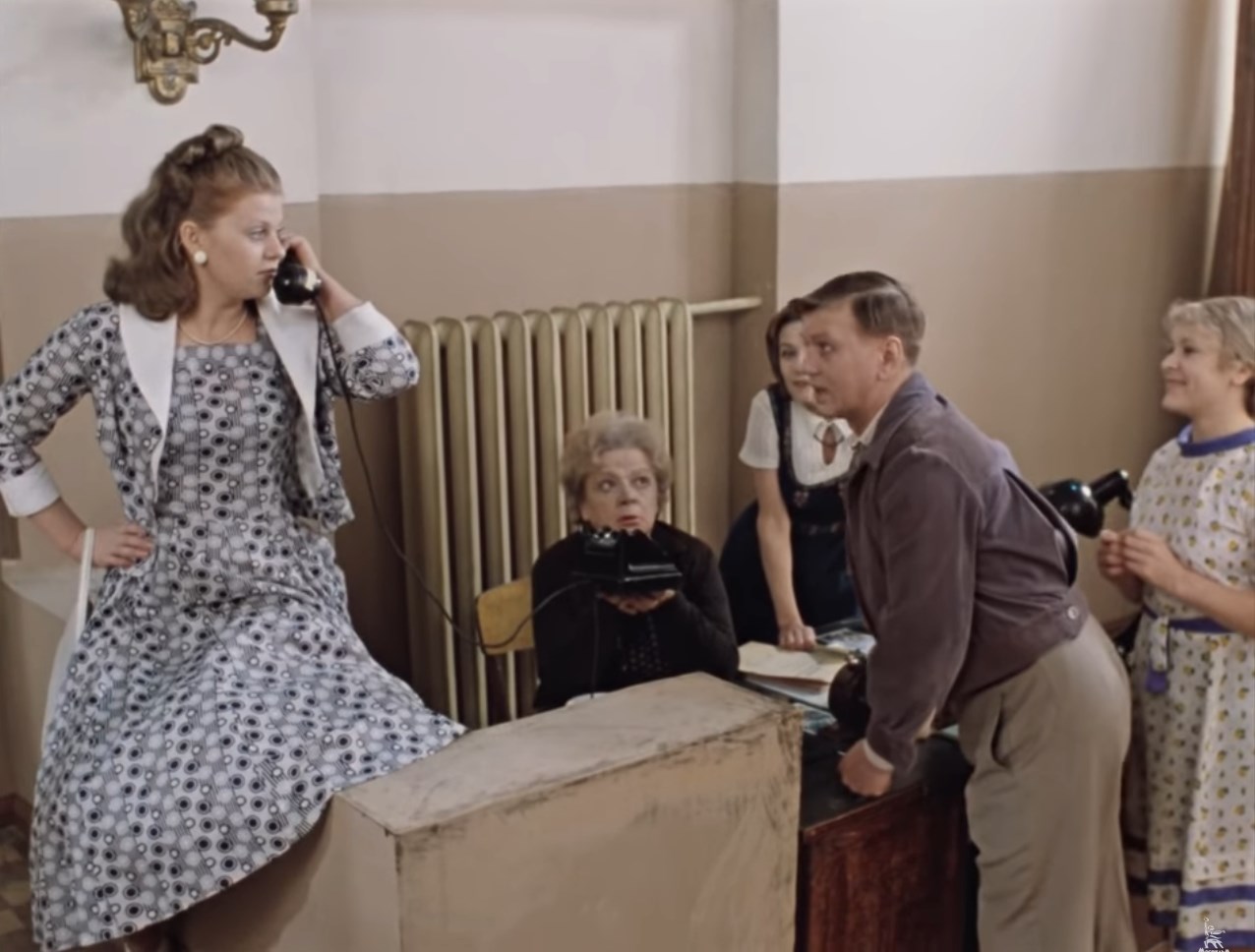 — Нет, сегодня не могу, мы сегодня всей семьей на дачу едем. По какой дороге?
— По асфальтированной.
— А я даже не знаю — по какой дороге! Нас шофер всё время туда возит...