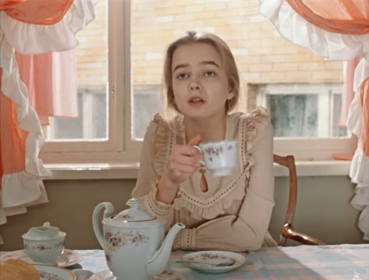 — Когда вернешься?
— Не знаю, по-видимому, поздно.
— Тогда я приглашу девочек?
— И мальчиков тоже!