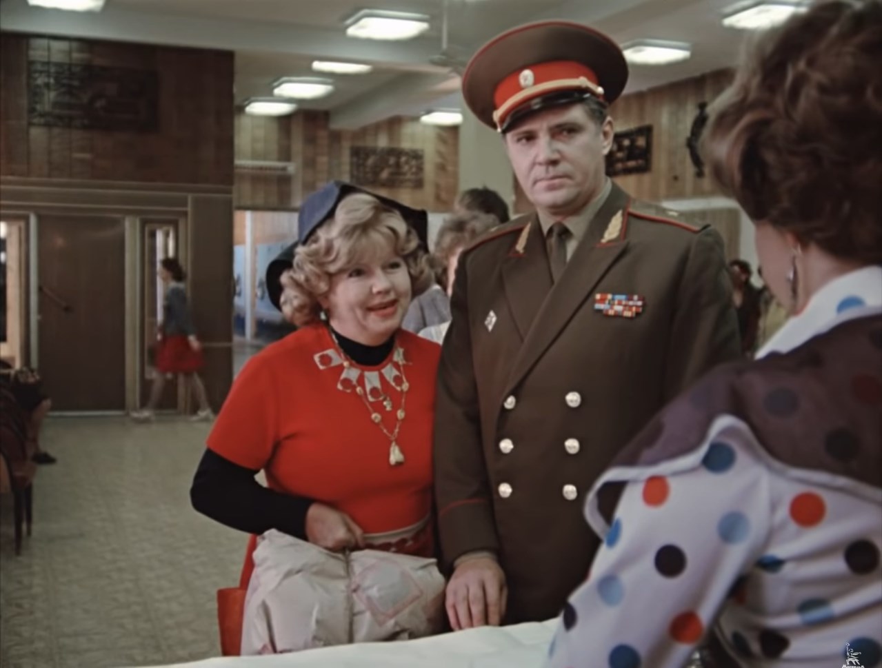 Людмила Свиридова жена Генерала — Ой, девушка, а нельзя все это завернуть в два слоя бумаги? А то нам далеко нести.
— С бумагой в стране напряженка!