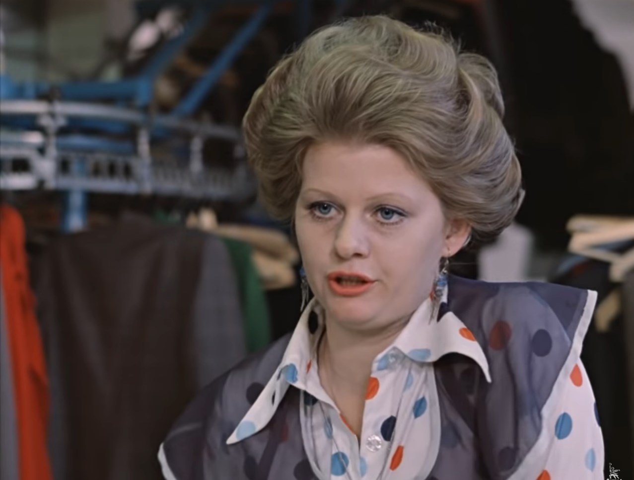 Людмила Свиридова жена Генерала — Ой, девушка, а нельзя все это завернуть в два слоя бумаги? А то нам далеко нести.
— С бумагой в стране напряженка!