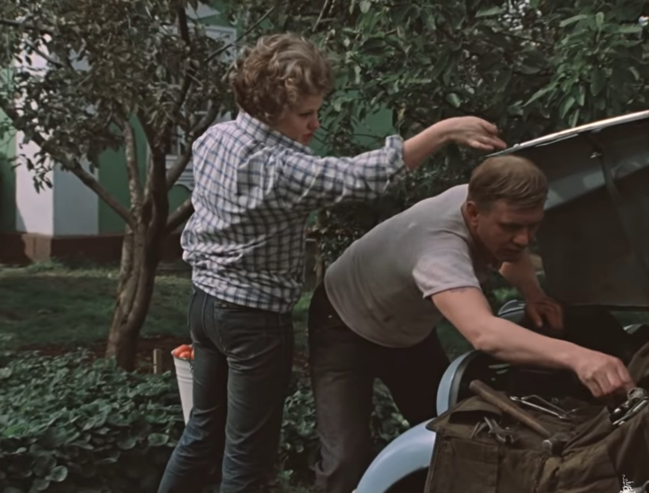 — Вот ты, всегда правильную жизнь вёл. Сохранился, что ли? Вон они три волосинки в шесть рядов.
— Сейчас модно носить лысину.
— А-а-а... А это что такое? [теребит за живот]
— Это комок нервов!