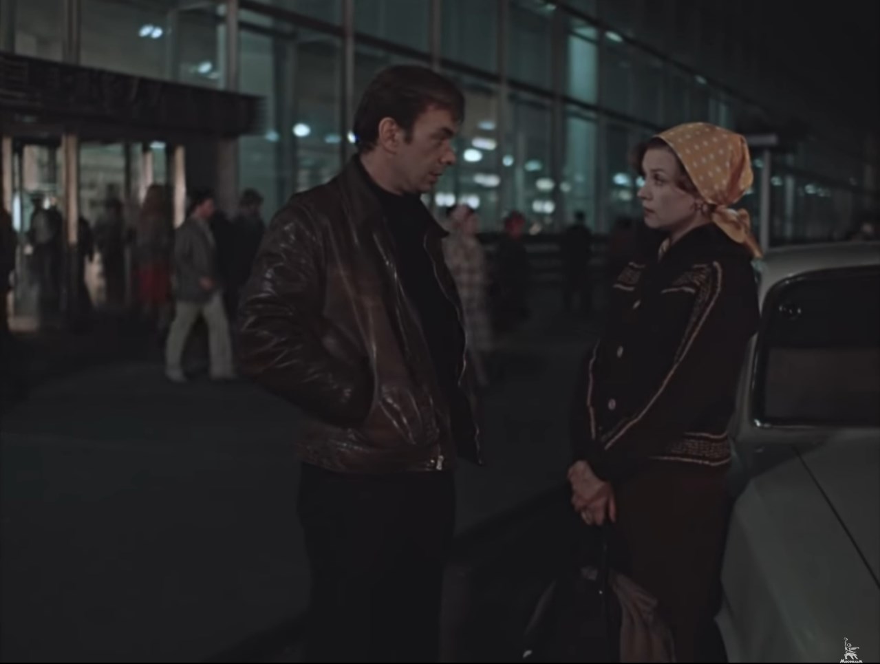 — У меня есть пять рублей, почему я не могу довезти до дома понравившуюся мне женщину?
— Ну до моего дома хватит, а обратно нет.
— Пешком дойду. Гулять так гулять.