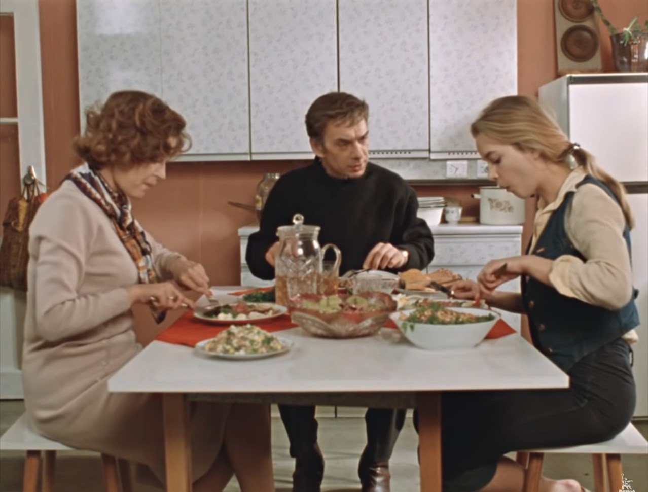 — Александра, а мама тебя как называет?
— Марусей.