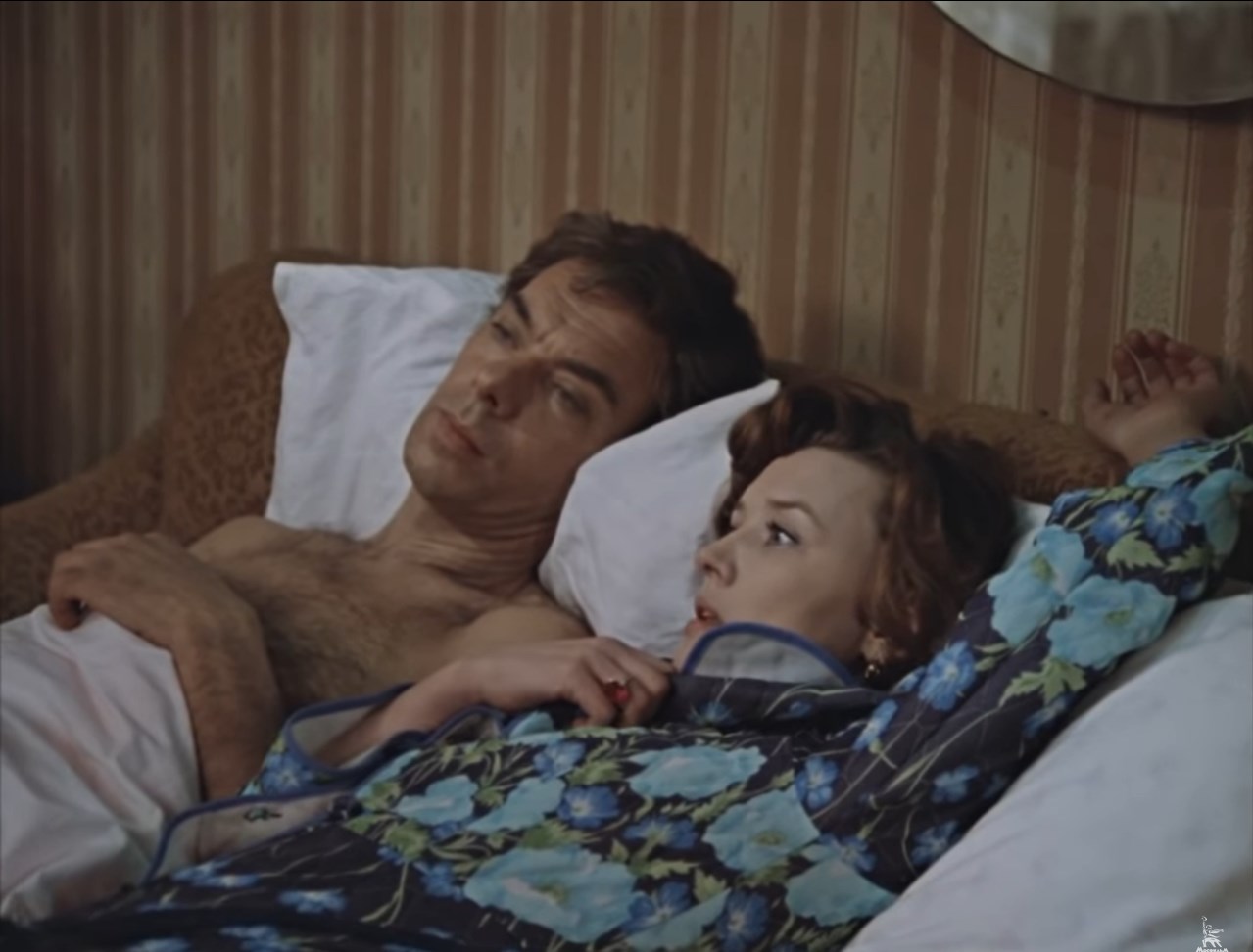 — Слушай, а почему ты не выходила замуж?
— Тебя ждала...