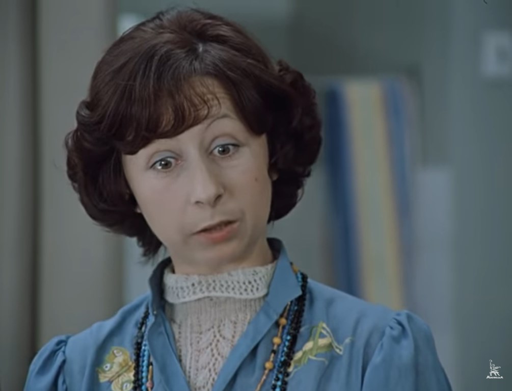 — Значит, неудачные ноги, Людмила Прокофьевна, надо прятать.
— Куда?
— Под макси!