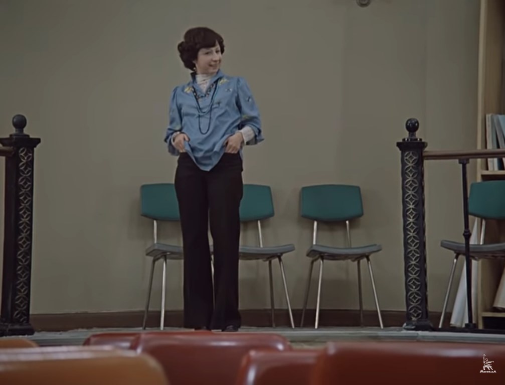 В женщине должна быть загадка! Головка чуть-чуть приподнята, глаза немножко опущены, здесь всё свободно, плечи откинуты назад. Походка свободная от бедра. Раскованная свободная пластика пантеры перед прыжком. Мужчины такую женщину не пропускают!