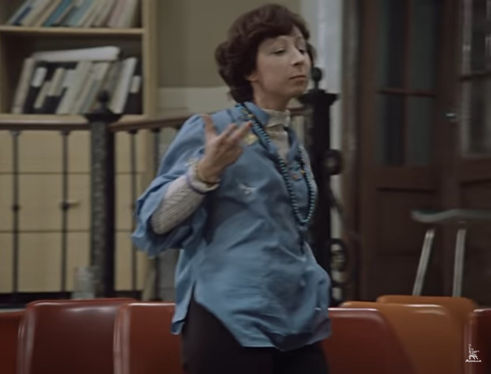 В женщине должна быть загадка! Головка чуть-чуть приподнята, глаза немножко опущены, здесь всё свободно, плечи откинуты назад. Походка свободная от бедра. Раскованная свободная пластика пантеры перед прыжком. Мужчины такую женщину не пропускают!