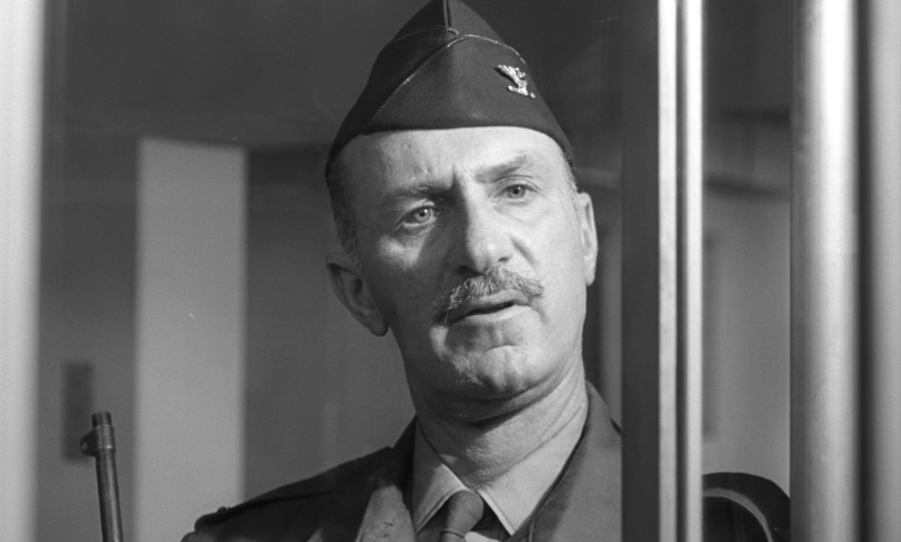 Лайонел Мандрейк: — У вас есть 25 центов?
«Бэт» Гуано: — Ты что, думаешь, я сражаюсь с мелочью в кармане?