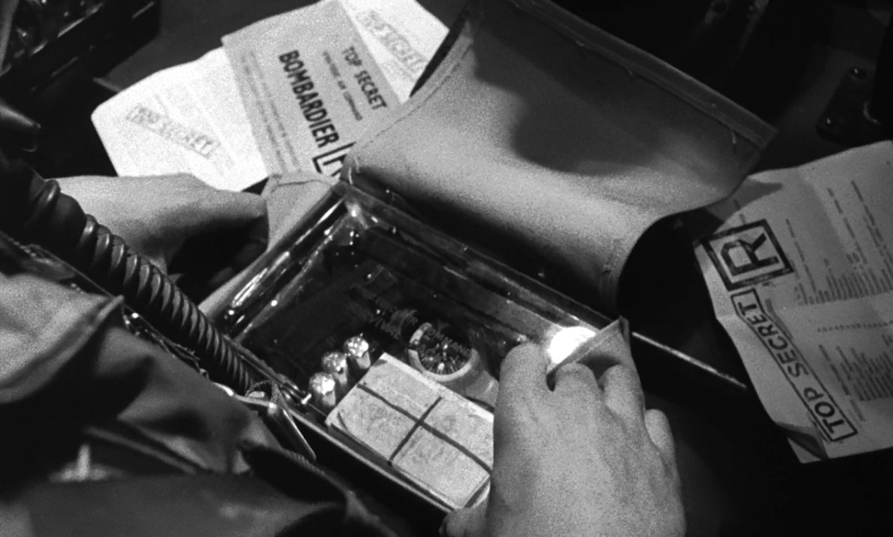 Теперь неприкосновенный запас. Проверить содержимое. Один пистолет 45-го калибра, две обоймы патронов, сухой паёк на четыре дня, аптечка, куда входят антибиотики, морфин, витамины, стимуляторы, снотворное и транквилизаторы. Карманная Библия и русский разговорник в одном переплете, сто русских рублей, сто долларов золотом, девять жевательных резинок, один презерватив, три губных помады, три пары нейлоновых чулок. Чёрт, с этим можно неплохо провести уик-энд в Лас-Вегасе.