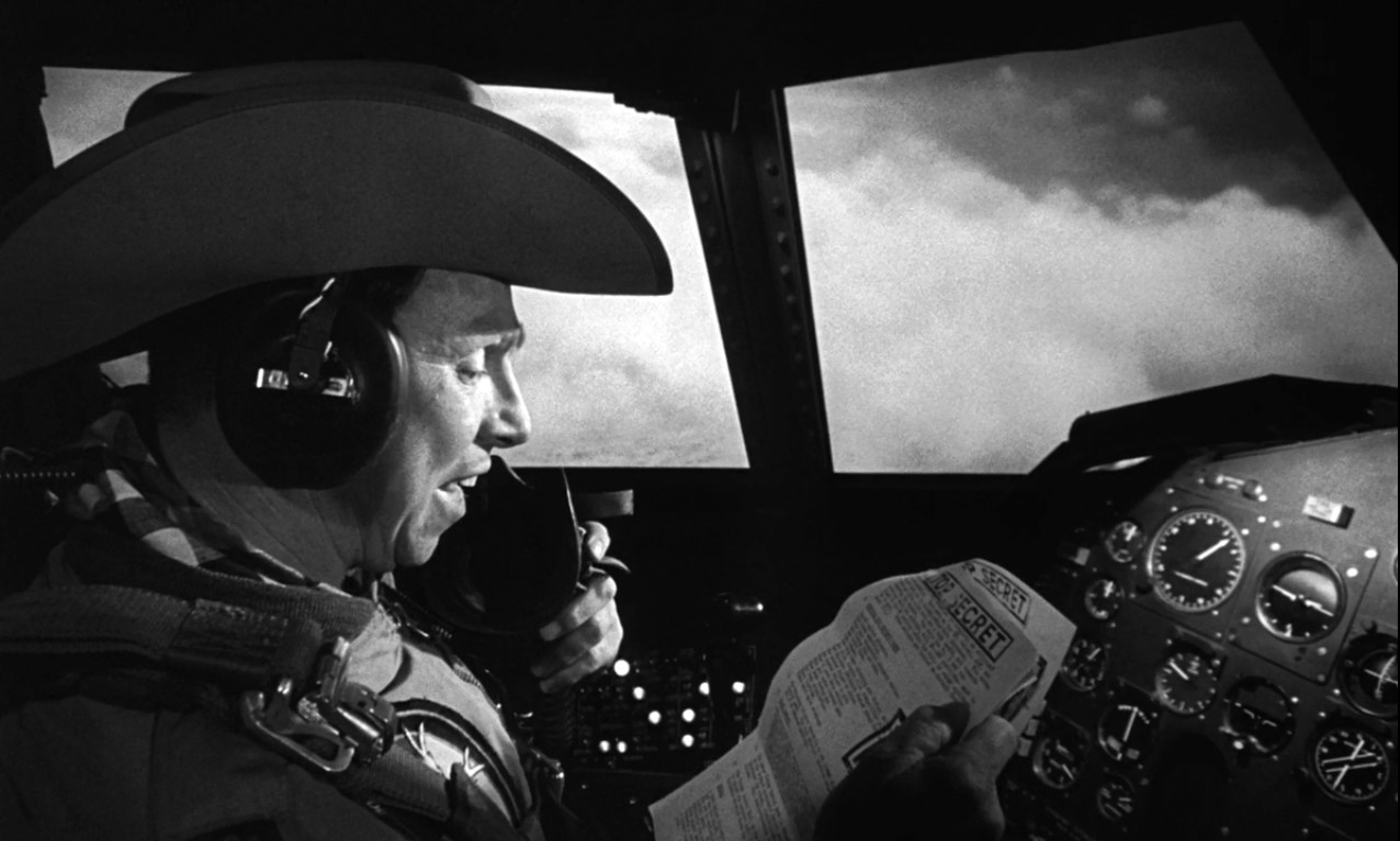 Теперь неприкосновенный запас. Проверить содержимое. Один пистолет 45-го калибра, две обоймы патронов, сухой паёк на четыре дня, аптечка, куда входят антибиотики, морфин, витамины, стимуляторы, снотворное и транквилизаторы. Карманная Библия и русский разговорник в одном переплете, сто русских рублей, сто долларов золотом, девять жевательных резинок, один презерватив, три губных помады, три пары нейлоновых чулок. Чёрт, с этим можно неплохо провести уик-энд в Лас-Вегасе.