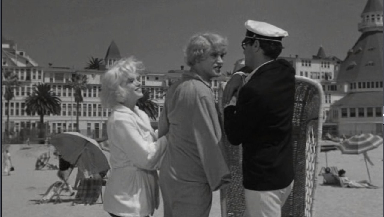 Джерри «Дафна» Джо «Джозефина» Дана Ковальчик (Душечка) — Приходите вечером нас послушать!
— Не знаю смогу ли я, но постараюсь...
— О, пожалуйста! Если вы не придете, мы очень огорчимся! И захватите яхту!