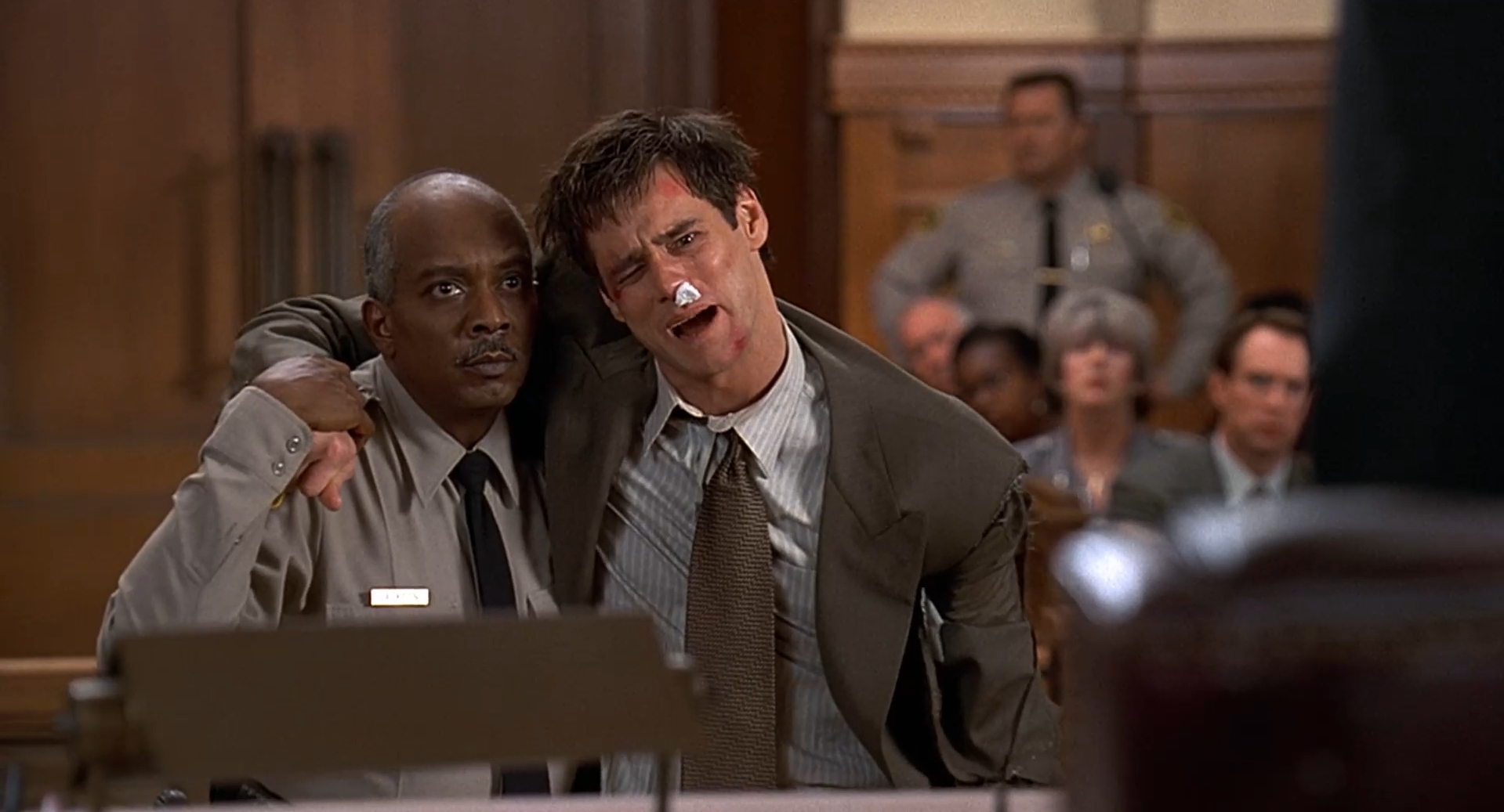 Флетчер Рид судья Маршалл Стивенс — Вы можете описать, как он выглядел?
— Высокий, с большими зубами... нескладный такой...