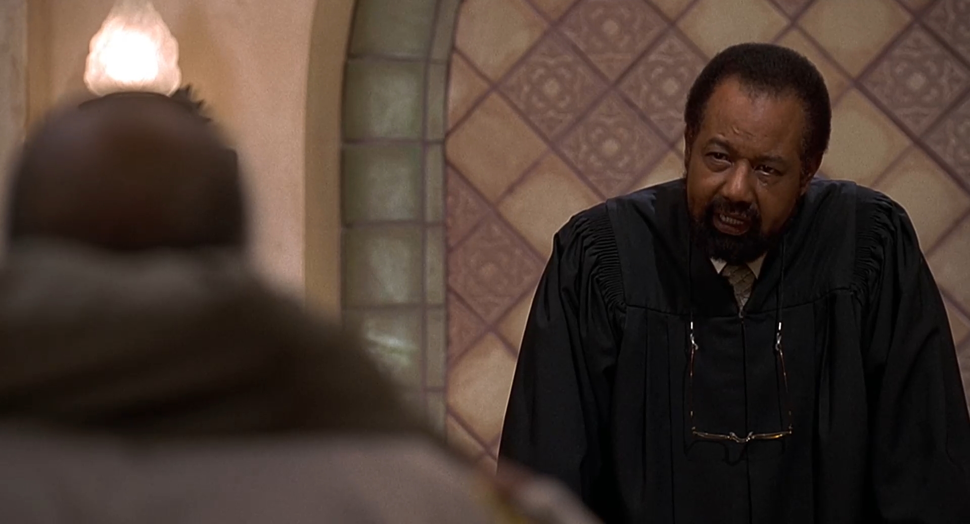 Флетчер Рид судья Маршалл Стивенс — Вы можете описать, как он выглядел?
— Высокий, с большими зубами... нескладный такой...