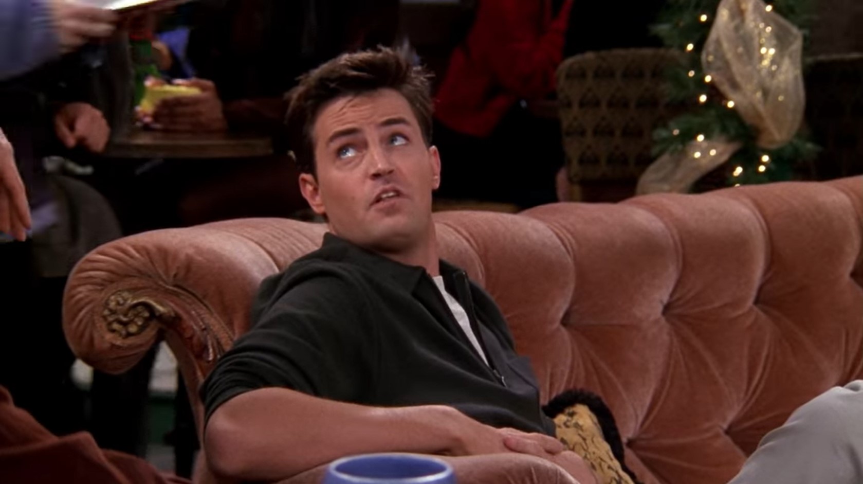 Рейчел Грин Чендлер Бинг — Договорились, но никаких бухгалтеров, никаких юристов. Ненавижу мужчин со скучной работой.
— А кем был Росс? Дрессировщиком львов?