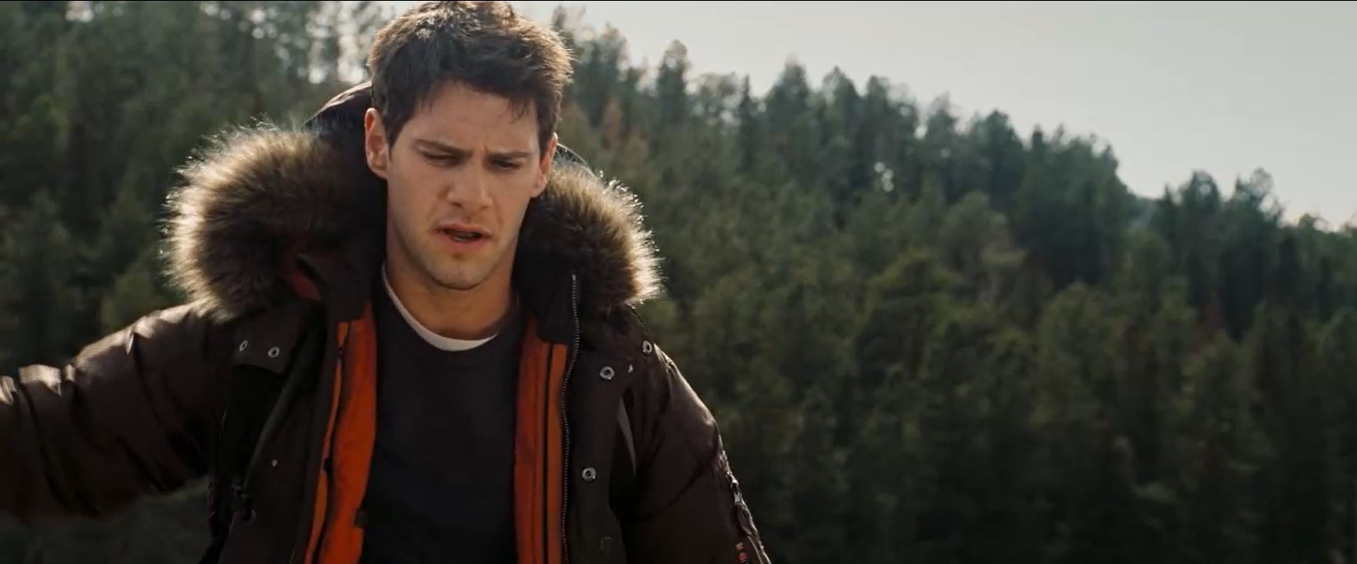 Эбигейл Чейз: — Это орёл.
Бенджамин Гейтс: — Благородная птица.
Эмили Эпплтон-Гейтс: — Возьмет за руку и проведет.
Эбигейл Чейз: — Что теперь?
Райли Пул: — Надо взяться за руки и с благородной миной пройти всем над птицей. Нет?