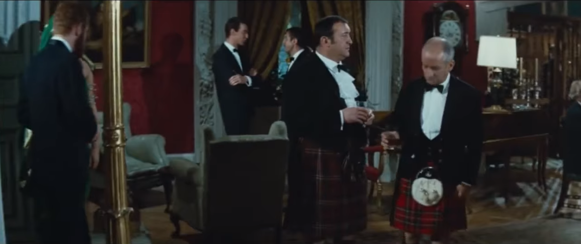 — Я в первый и последний раз напялил эту юбку.
— На приёмах в Шотландии аристократы одевают килт.
— Не килт, а смокинг!
— Я читал в путеводителе по стране. Там чёрным по белому написано «килт»!
— Не говорите глупостей! Чёрным по белому — это смокинг! И оставьте меня в покое!