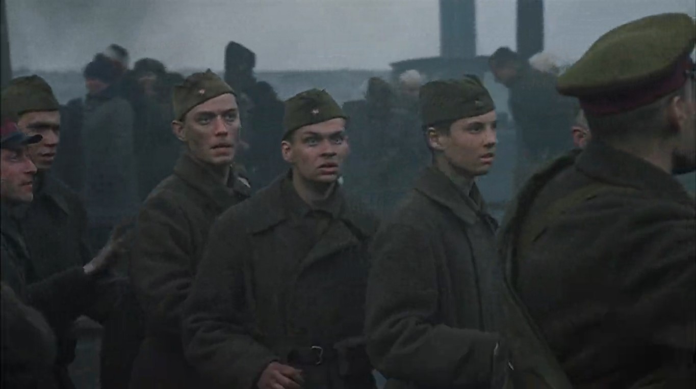 Тот, у кого есть винтовка – стреляет. Тот, у кого нет – следует за ним. Когда солдата с винтовкой убьют, тот, что следует за ним, подбирает винтовку и стреляет.