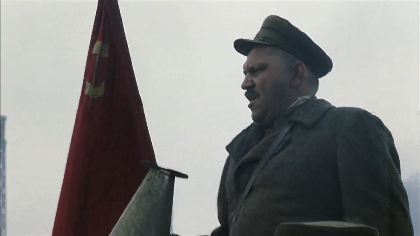 Тот, у кого есть винтовка – стреляет. Тот, у кого нет – следует за ним. Когда солдата с винтовкой убьют, тот, что следует за ним, подбирает винтовку и стреляет.