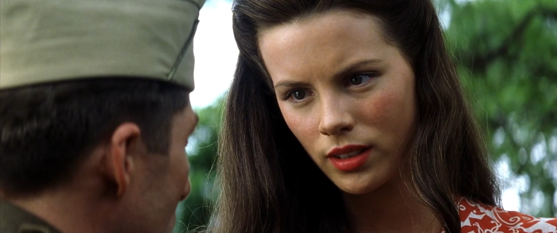 — Другой офицер на моем месте просто послал бы вас подальше.
— Другая медсестра на моем месте не стояла бы возле вас, затыкая пальцем фонтан крови.