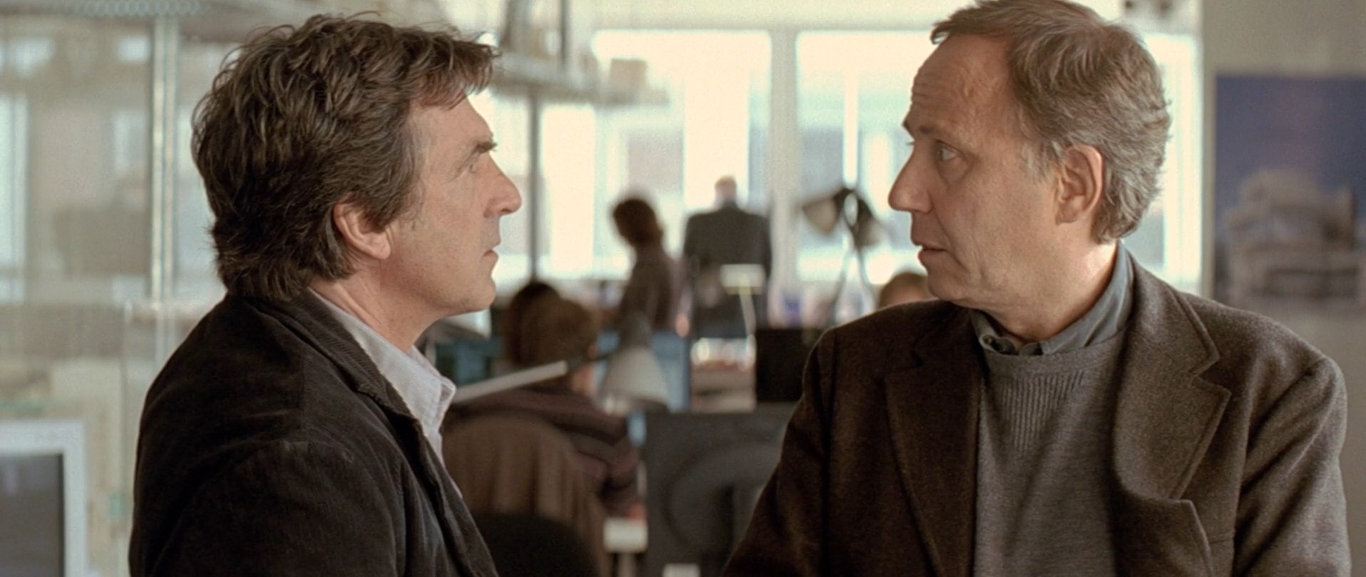 Мы разговариваем уже почти час, а ты так и не заметил, что со мной что-то не так. Ты не видишь, что со мной что-то нет так. Ты ослеплён своим семейным счастьем, мыслями о ребёнке. Ты не видишь, что у меня этого не будет. Я уже никогда не стану, как ты: нормальным человеком. Самым обычным нормальным человеком.