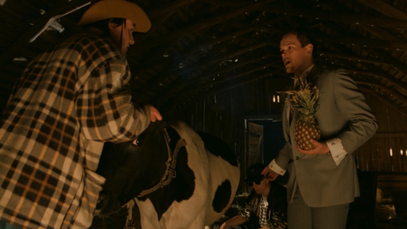 — Кузьмич зовёт заниматься любовью с коровами...
— Нельзя отказывать Кузьмичу.