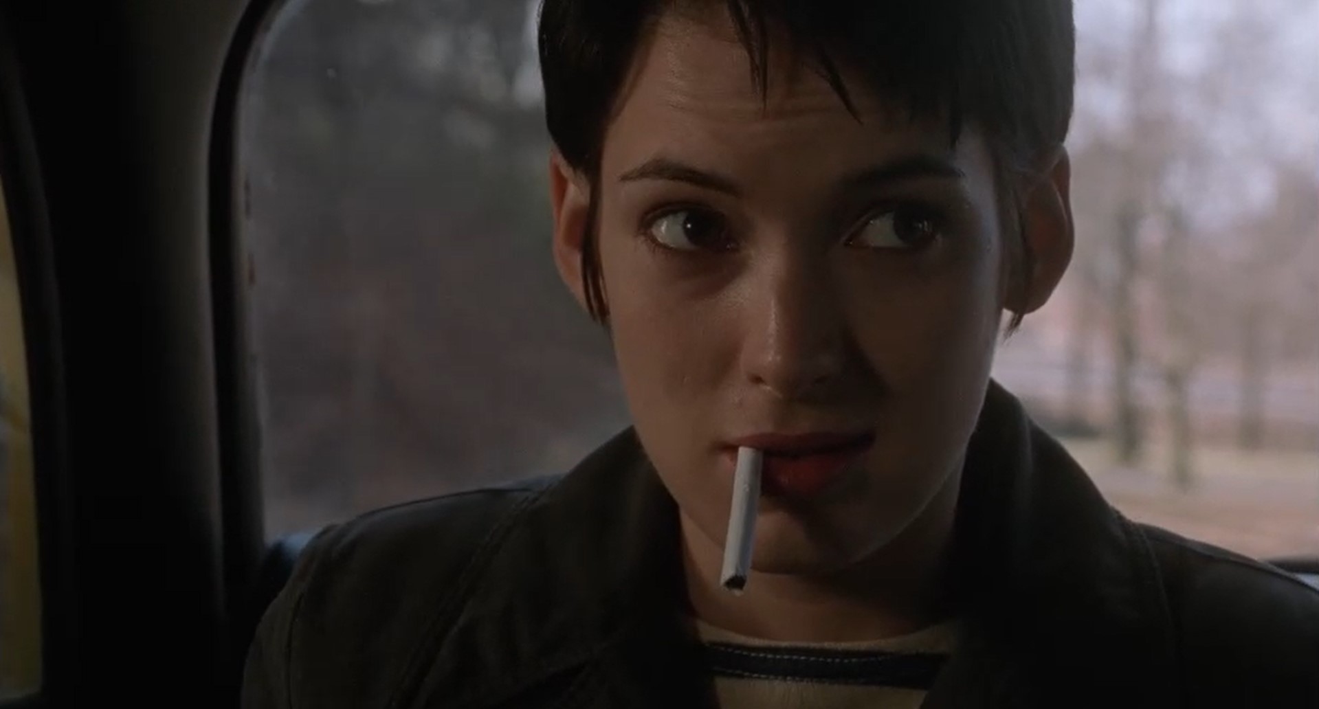 — Что ты натворила?
— Простите?
— Выглядишь вполне вменяемой.
— Мне грустно.
— Знаешь, всем не весело.
— У меня галлюцинации.
— Будто ты под кайфом?
— Примерно.
— Ну тогда и Джона Леннона надо было запереть в психушку.
— Я не Джон Леннон.