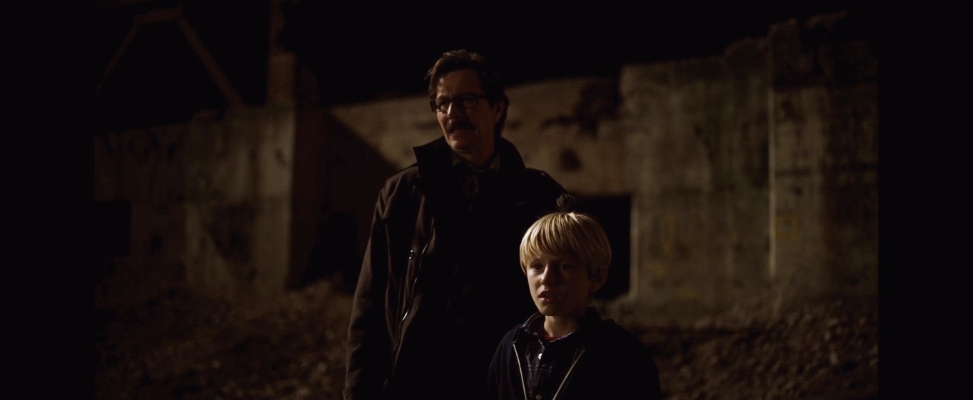 — Бэтмэн! Бэтмэн... Почему он убежал?
— Потому что мы его преследуем.
— Он ведь не делал зла.
— Потому что он — герой, которого Готэм заслуживает, но не тот, который нужен городу сейчас. И мы преследуем его... потому что он выдержит... потому что он не герой... Он безмолвный страж и бдительный защитник... Темный рыцарь.