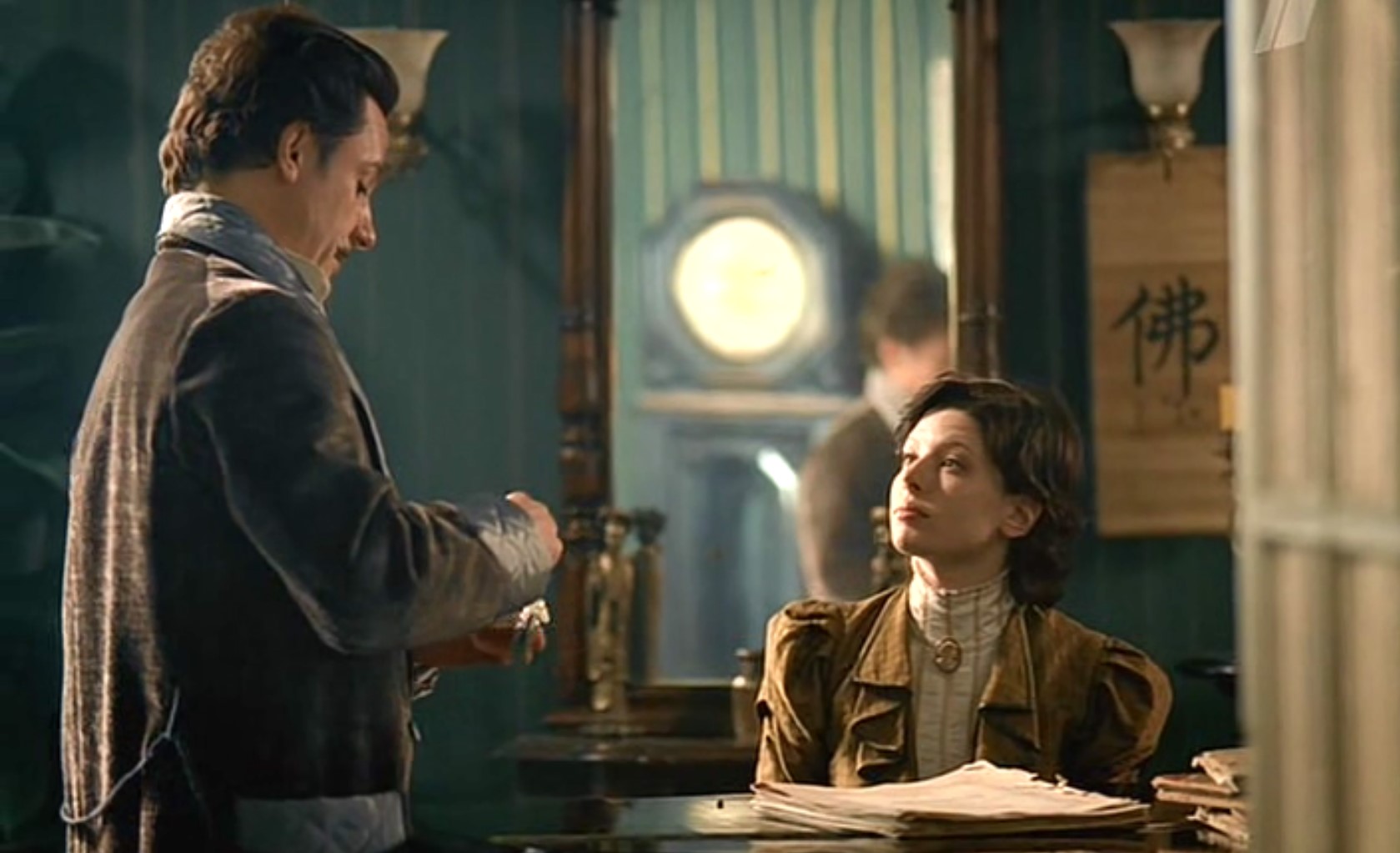 Вечная беда России, всё-то у нас перепуталось: добро защищают мерзавцы, а злу служат мученики и герои.